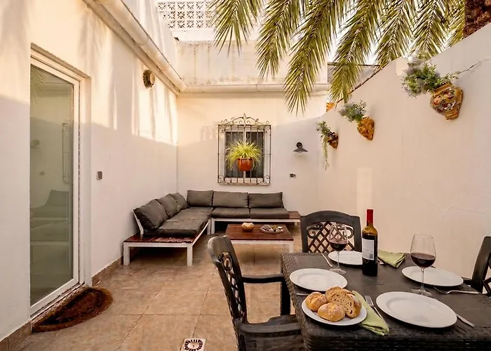 Town House With Patio In Quiet Residential Area 10 Min From Beach